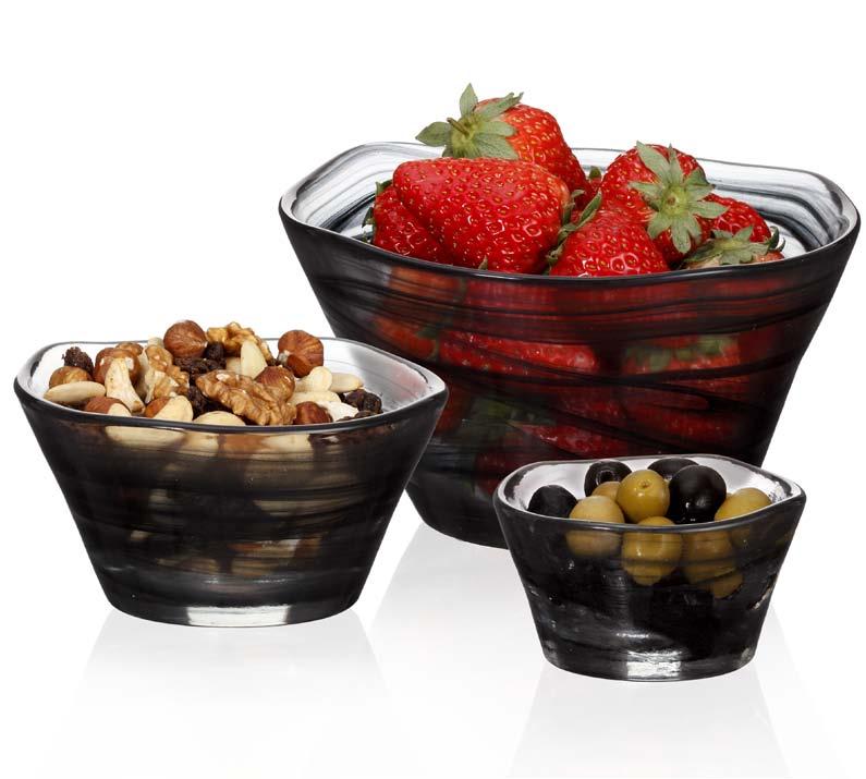 minimalistic modernity in swirls. Nuuk Salad Bowls come in the colors of simple sophistication, black and white.