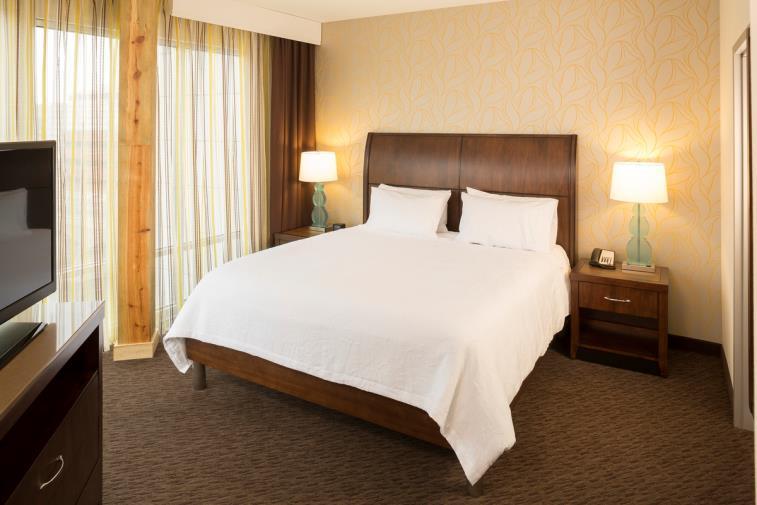 S I O U X F A L L S H I L T O N G A R D E N I N N LOCATION Set in vibrant downtown Sioux Falls, the Hilton Garden Inn Sioux Falls Downtown is only 10 minutes south of the Joe Foss Field Airport (FSD).