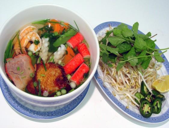 CHICKEN BROTH NOODLE SOUPS / HỦ TIẾU/MÌ Noodle soup topped with scallions, onions, and cilantro. Served with a side of bean sprouts, lime, and jalapeno peppers.