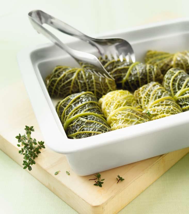 R Minced meat and savoy rolls Porcelain dish, ½ GN 5 Blanch the cabbage leaves in plenty of boiling water for minutes, drain and immerse in cold water. Cut out the tough central ribs.