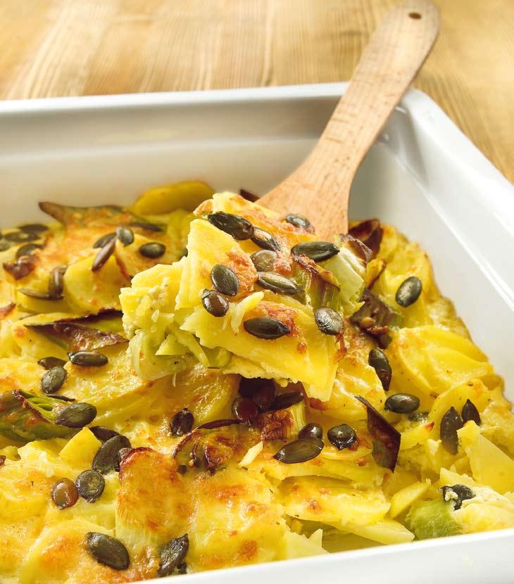 R6 Potato gratin with pumpkin seeds Remove the fibrous parts of the leek and cut it into slices cm thick. Peel and thinly slice the potatoes.