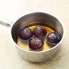 around 5 minutes. Remove the figs from the syrup and leave them to cool.