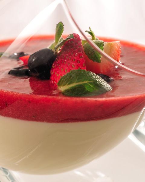 Yogurt Mousse with Berry Compote Serves 4 adjust as needed INGREDIENTS -For the mousse 2 cups of natural yogurt 1/4 cup granulated sugar 1 1/2 cups of partially whipped cream 3 tablespoons of Chilean