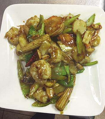 SEAFOOD KUNG PAO SCALLOPS 15.70 A special dish for scallops cooked with peanuts, water chestnuts, celery, bamboo and green pepper in chef s spicy sauce KUNG PAO SHRIMP 12.
