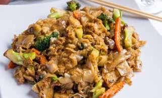 Pad Se Ew Pad Se Ew Wok stir-fried wide size rice noodles with egg, broccoli, carrot and mushroom in a sweet soy sauce Pad Ke Mao Pad Ke Mao Drunken
