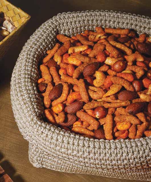 peanuts, redskin peanuts, unsalted almonds and unsalted cashews halves. 8 oz. bag.