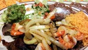 Carne Asada con Camarones servido con frijoles, ensalada,guacamole, Pico de Gallo y