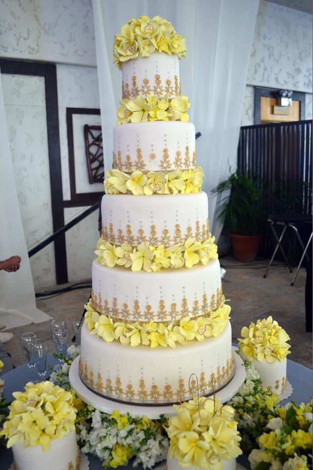POPULAR CAKE UPGRADES Let your wedding cake stand out even more with these popular add-ons.