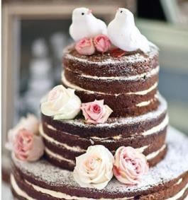 Naked Cake Designs Usually associated with rustic weddings, naked cakes have minimal buttercream frosting, but