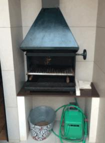 The weight of the barbecue must be distributed in a homogeneous way to avoid undesirable mechanical stresses. The support of the barbecue over the countertop must be leveled and even.