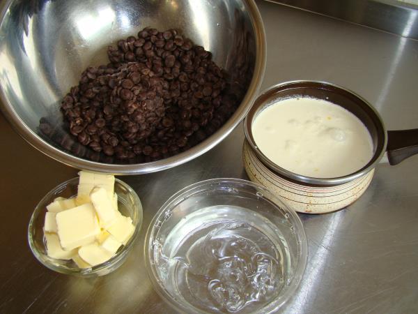 Its origins date to around 1850, when it may have been invented in Switzerland or in France. For the batter: Couverture chocolate 95 g (3.