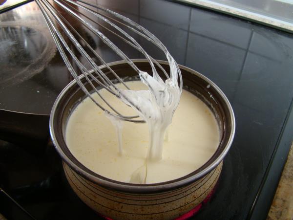 Heat the heavy cream (30-35% fat) together with the