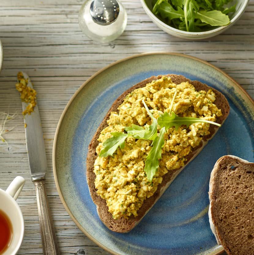 CURRIED EGG SANDWICHES Prep time: 15 minutes 6 eggs, hard boiled 2 tsp KEEN S Curry 1 tbsp McCormick Chives, chopped 1 tbsp whole egg mayonnaise McCormick Salt and Pepper 1 cup rocket ½ packet