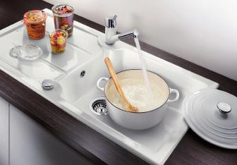 Simplified work saves time. In sinks with BLANCO XL bowls, everything is managed with ease.