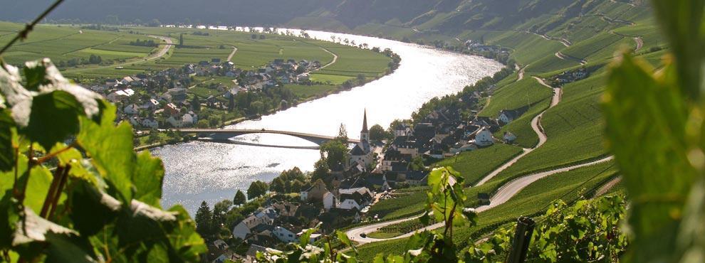Overnight: in Cochem. Day 3 Monday: Cochem Zell on the Moselle (approx. 39 km) Cycle the winding path along the river to Beilstein.