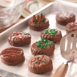 Yummy Cracker Snacks Recipe 96 butter-flavored crackers 1 cup creamy peanut butter 1 cup marshmallow crème 2 pounds milk chocolate candy coating, melted Holiday sprinkles, optional 1.