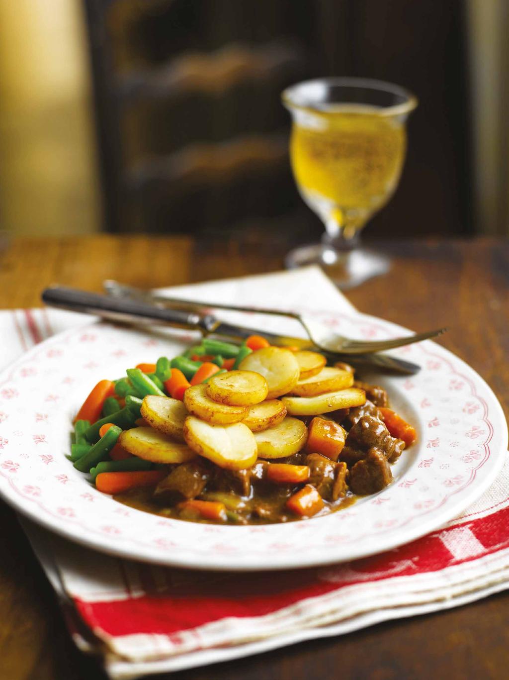 Steak & Kidney Pie 211 BEEF Steak and kidney in a rich gravy with a short-crust pastry top, served with