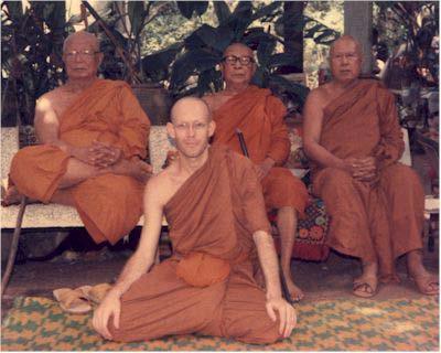 Người thanh niên trẻ này tham gia tổ chức Thiện Nguyện "Peace Corps" ở Thái Lan và nhờ đó đã biết được Phật Giáo.