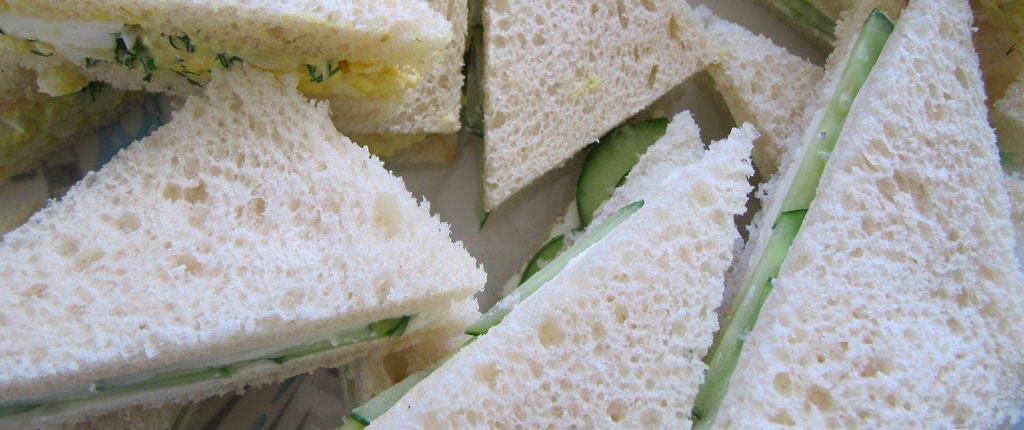 LUNCH PLATTERS CLASSIC 6.25 pp Selection of freshly made sandwiches/ mini rolls Crisps Fruit platter Tea & Coffee PREMIUM 7.