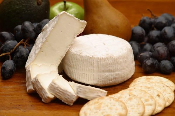 This goat cheese consists of two layers, with an ash coating and ash line through the center. The delicious savory tones increase as the cheese ripens.