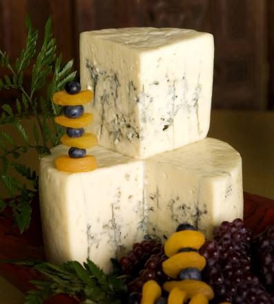 Black & Blue #6175 4-6lb Wheel Firefly Farms, Maryland Aged for 3-4 months, Black & Blue is rich, dense and buttery.
