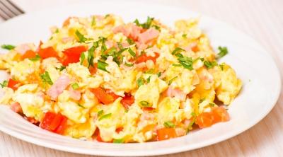 Eggy Scrambled Serves: 1 ½ tbsp Olive Oil ½ Small Onion, peeled & diced ¼ Red Pepper, seeded & diced 1 Medium Tomato, diced 25g Ham, diced 1 large whole Egg 4 large Egg Whites 1 tbsp chopped fresh