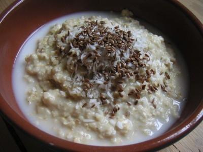 Coconut Porridge Serves: 2 50g Porridge Oats 200ml Coconut Milk 50g unsweetened Desiccated Coconut 2 tbsp Stevia 50g Blueberries 1.