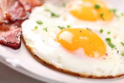 Stars & Stripes Serves: 4 2 tbsp Olive Oil 12 rashers Bacon 2 tbsp Maple Syrup 8 whole Eggs Salt & Pepper to own taste 1. Place bacon under a hot grill, drizzle the rashers with a little maple syrup.