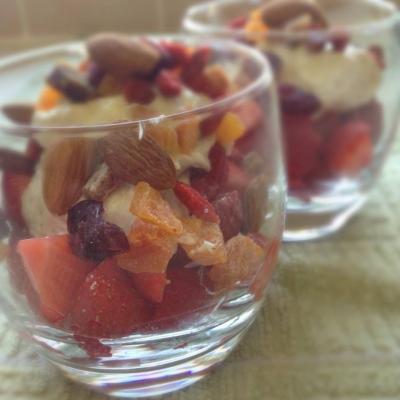 Fruity Serves: 2 25g Almonds 25g Mixed Dried Fruits 200g Strawberries, chopped 100g 0% Greek Yogurt 2 scoops Vanilla Powder 1.