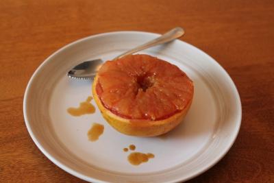 Baked Grapefruit Serves: 2 1 Grapefruit ½ Vanilla Pod 3 tbsp Stevia 2 tsp Golden Sugar 100g Mascarpone 1.