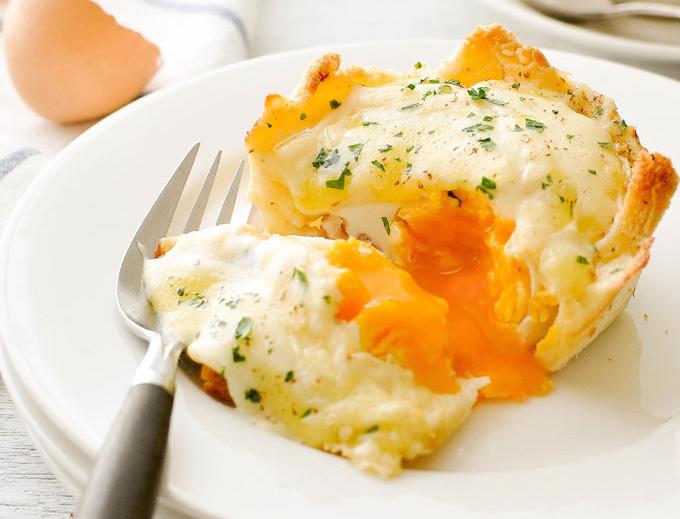 EAT MORE, BURN MORE EGGS AND CHEESE CUPS Active time: 5 minutes Cook time: 10 minute Yield: 9 serving SERVING INFO: 100 CALORIES, 7G FAT, 3G CARBOHYDRATES, 8G PROTEIN, 1G FIBER, 2G SUGAR 9 eggs 2