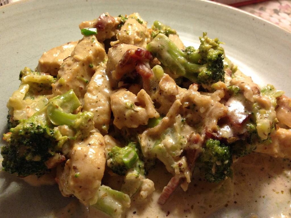 Chicken Bacon Alfredo From: https://www.reddit.com/r/ketorecipes/comments/1h7xb0/ chicken_bacon_alfredo_xpost_to_rketo/ Total Time: 25 minutes Cook: 20 minutes 1 lb.