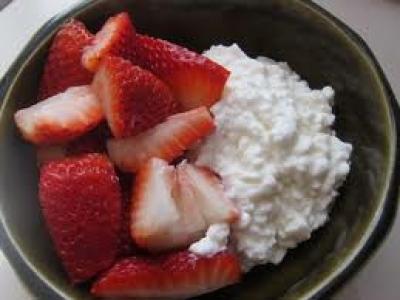 Strawberry Cottage Cup 60g low fat Natural Cottage Cheese 8 Strawberries, hulled & quartered 25g Pumpkin Seeds 1 scoop Strawberry Whey In a bowl whisk together