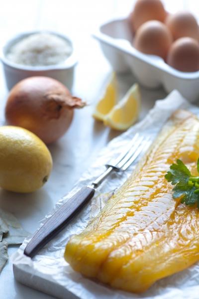 Smoked Haddock & Eggs Serves: 4 4x125g Smoked Haddock fillets 4 large Eggs 125g raw Baby Spinach or steam normal spinach 600ml Fish Stock 1. Place haddock in saucepan with water/fish stock.
