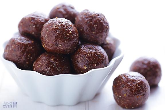 NUTELLA ENERGY BITES These delicious no bake energy bites get an extra chocolate and hazelnut kick with some Nutella!