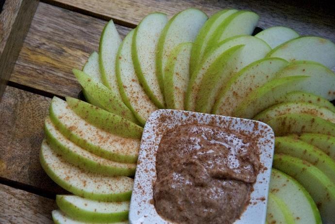snacks Green Apple with Almond Butter and Cinnamon [Serves 1] 1 green apple, sliced 1 tablespoon almond butter sprinkle of cinnamon