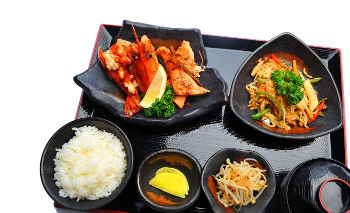 LUNCH AVAILABLE FROM 11:0AM - 2:0PM BENTO LUNCH LUNCH SET ランチセット ランチセット SERVED WITH: STEAMED RICE, MISO SOUP, DESSERT, AND DRINK (CHOICE OF SOFT DRINK OR GREEN TEA) SERVED WITH: SALAD, STEAMED RICE,