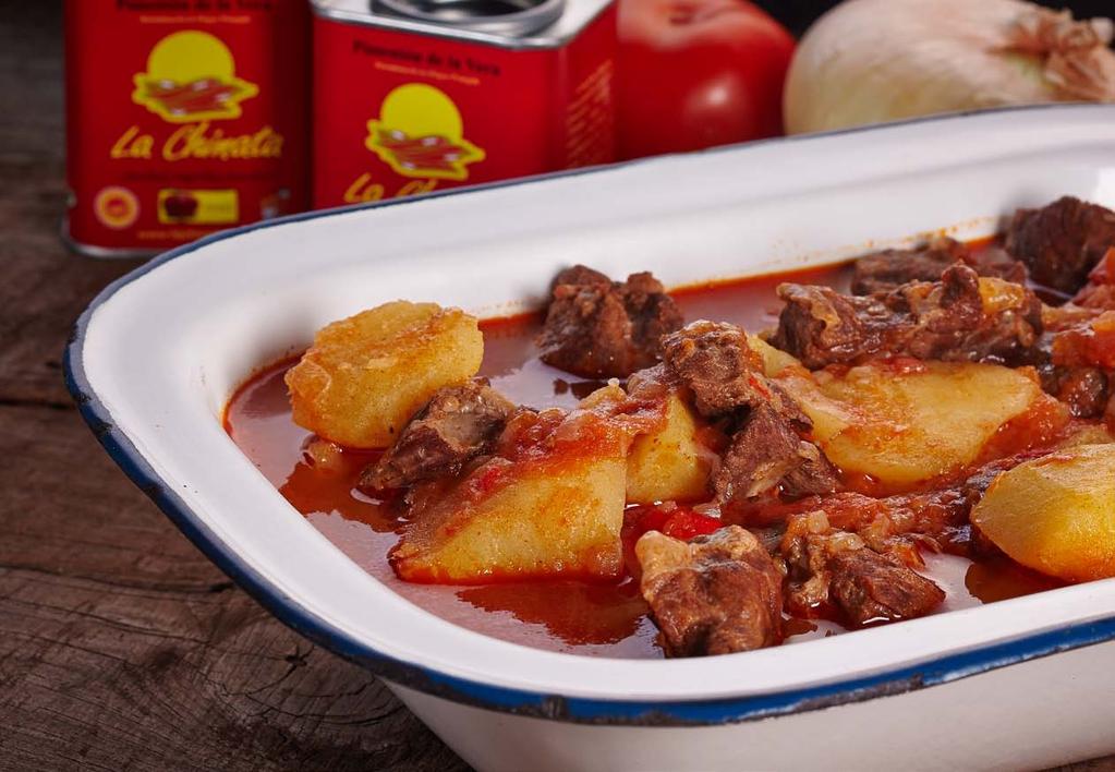Beef Gulash Elaboration Half kilogram of beef meat Some potatoes 1 tomato 1 red pepper 1 onion Salt and pepper Virgin olive oil Sweet and Hot Smoked Paprika Powder La Chinata We cut the beef meat