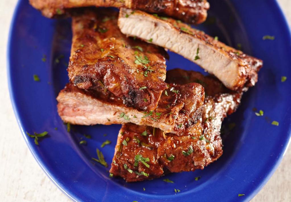 Barbecue ribs Elaboration of the sauce Several aromatic cloves 1 spoon of cumin 2 spoons of fennel leaves 2 spoons of black pepper 2 spoons of salt A bunch of rosemary Some laurel leaves Thyme 2