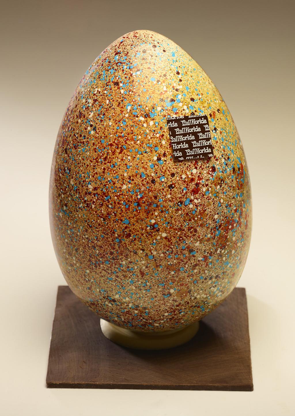 colourful easter egg BY LLUÍS COSTA This multicoloured Easter egg shines like no other. Simple yet attractive.