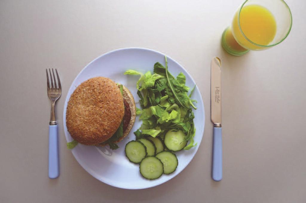 Beef burger with green salad, and orange juice Beef burger with green salad, and orange juice Beef burger Burger bun Salad 90g 70g Beef burgers This recipe makes 4 portions of about 90g.