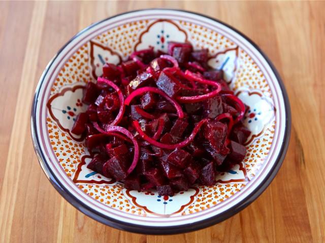 pinch chilli powder BEETROOT AND ONION SALAD Sprinkle a little coarsely ground pepper over just before serving for variation, grate