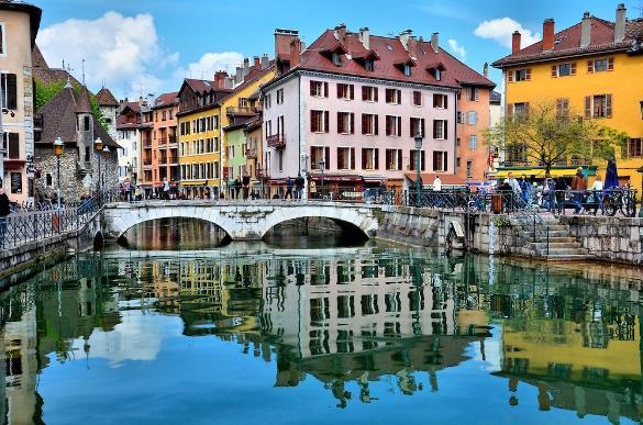 Thursday, October 17 th Day 4 Lyon Annecy Beaune Enjoy a complimentary breakfast at the hotel. A scenic drive this morning takes us through Savoie and into the picturesque Alpine town of Annecy.