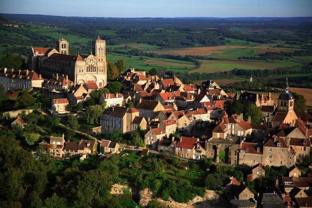 After exploring Beaune we will have a guided Grand Cru tasting of Burgundy red wine at Vosne-Romanée (Romanée Conti) and vineyard visit to learn about terroir and the negociant system.