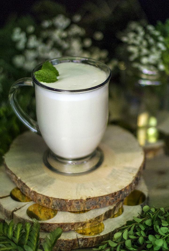 Lucky Mint Mist This tea au lait is a caffeine free rendition of St. Patty s Day favorites. Sharp peppermint tea is perfectly tamed with creamy white chocolate and sweet marshmallow.