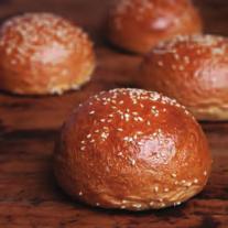 BRIOCHE BUN 70G A French-style brioche burger bun enriched with butter and milk, topped