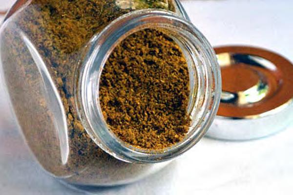 Pani Puri Masala 25 g cumin seeds (jeera) 25 g coriander seeds (dhania) 25 g red chili powder 50 g dry mango powder (amchur) 10 g black pepper powder (kalimirch) Salt (to taste) 1 teaspoon black salt