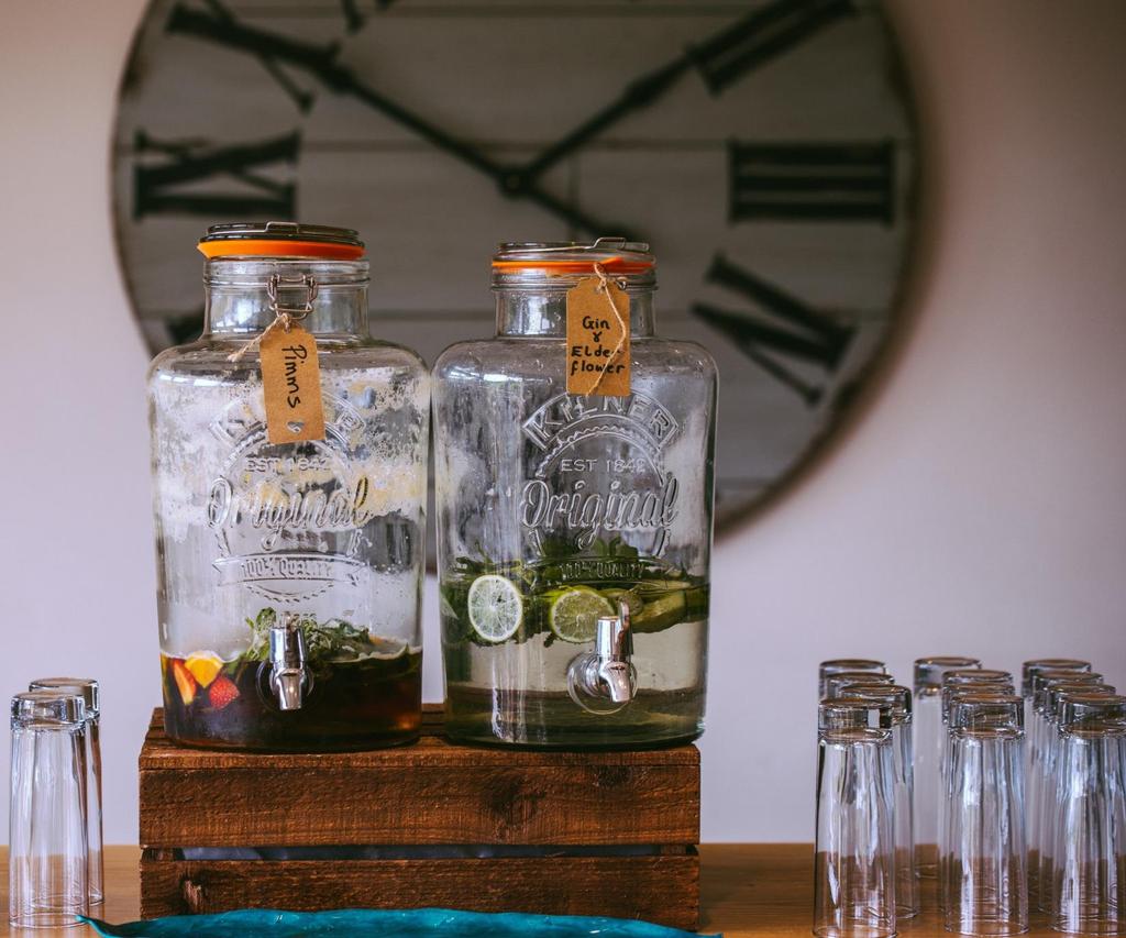 Gintails WHAT YOU CAN EXPECT Let the experience be-gin! Indulge in a gintail experience with a curated gin and tonic tasting, facilitated by a ginologist.