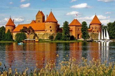 2. Trakai Island Castle Trakai Island Castle (Lithuanian: Trakų salos pilis) is an island castle located in Trakai, Lithuania on an island in Lake Galvė.