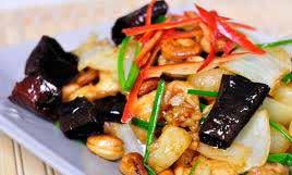 Traditional Entrees Lunch Dinner Veggie Delight 6.95 10.95 Variety of fresh vegetables, fried tofu & house Spicy Chicken 6.95 10.95 Tender chicken sautéed with celery, carrots, bamboo shoots, string beans, mushrooms, scallions & peanuts in spicy Lemongrass Chicken 6.